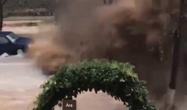 Film değil gerçek! Samsun'da sel suları bir vatandaşı böyle içine çekti!