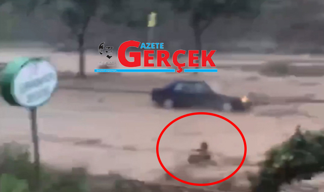 Film değil gerçek! Samsun'da sel suları bir vatandaşı böyle içine çekti!