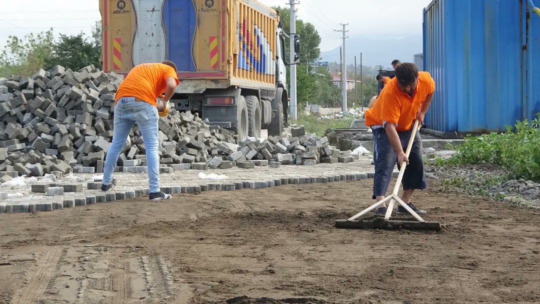 Samsun'un Tekkeköy ilçesinde yol ve kaldırım çalışmaları son sürat