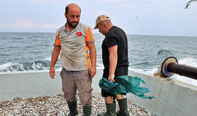 Samsun’un örnek balıkçısı! Ağına takılan atıkları geri dönüştürüyor