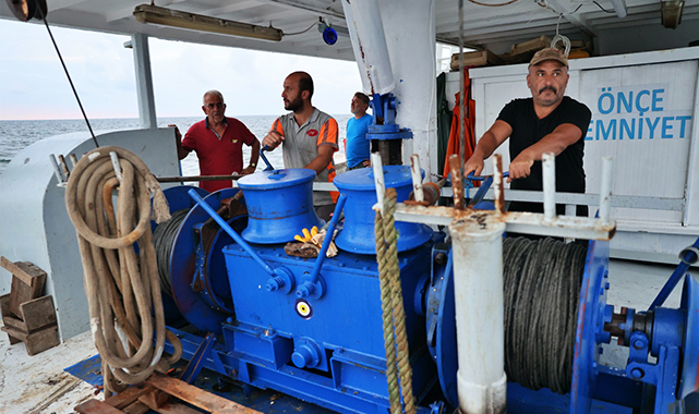 Samsun’un örnek balıkçısı! Ağına takılan atıkları geri dönüştürüyor