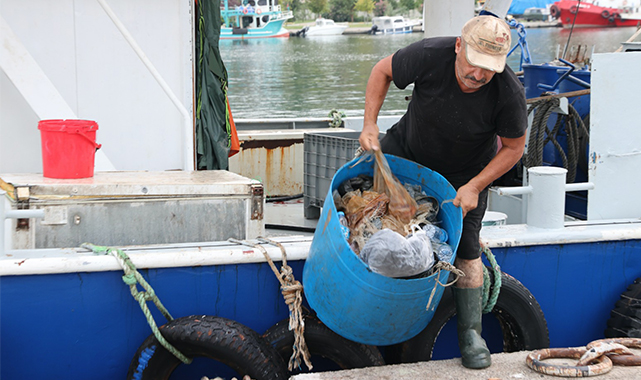 Samsun’un örnek balıkçısı! Ağına takılan atıkları geri dönüştürüyor