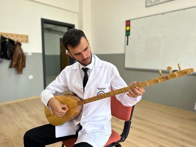 Samsun'da otizmli Kerem Bayrak'ın büyük başarısı! Müzik öğretmeni oldu