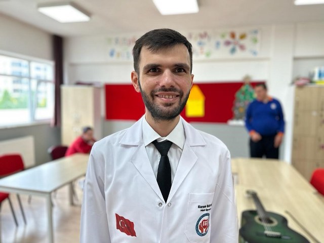 Samsun'da otizmli Kerem Bayrak'ın büyük başarısı! Müzik öğretmeni oldu