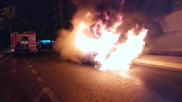 Samsun'da kırmızı ışıkta bekleyen otomobil alevler içinde kaldı