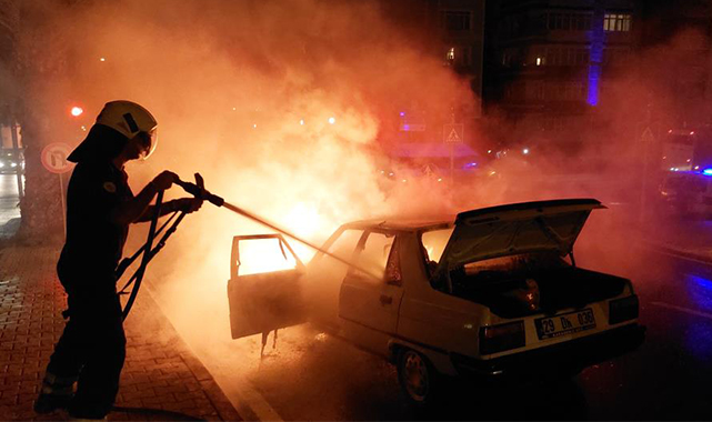 Samsun'da kırmızı ışıkta bekleyen otomobil alevler içinde kaldı