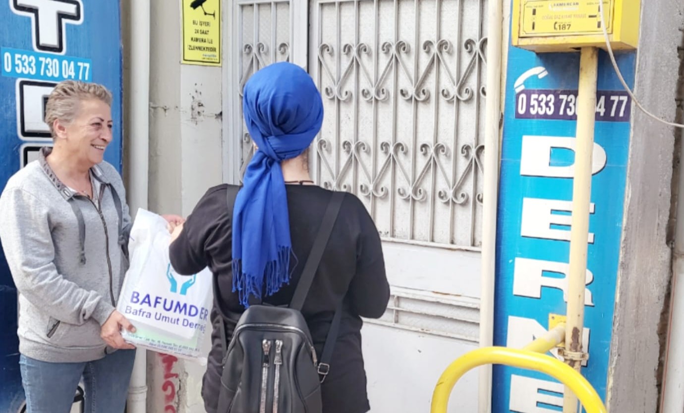 Samsun Bafra'da 255 aileye kırtasiye desteği