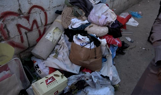 Bafra ilçesinde belediye başkan adayının evinden 15 kamyon çöp çıktı