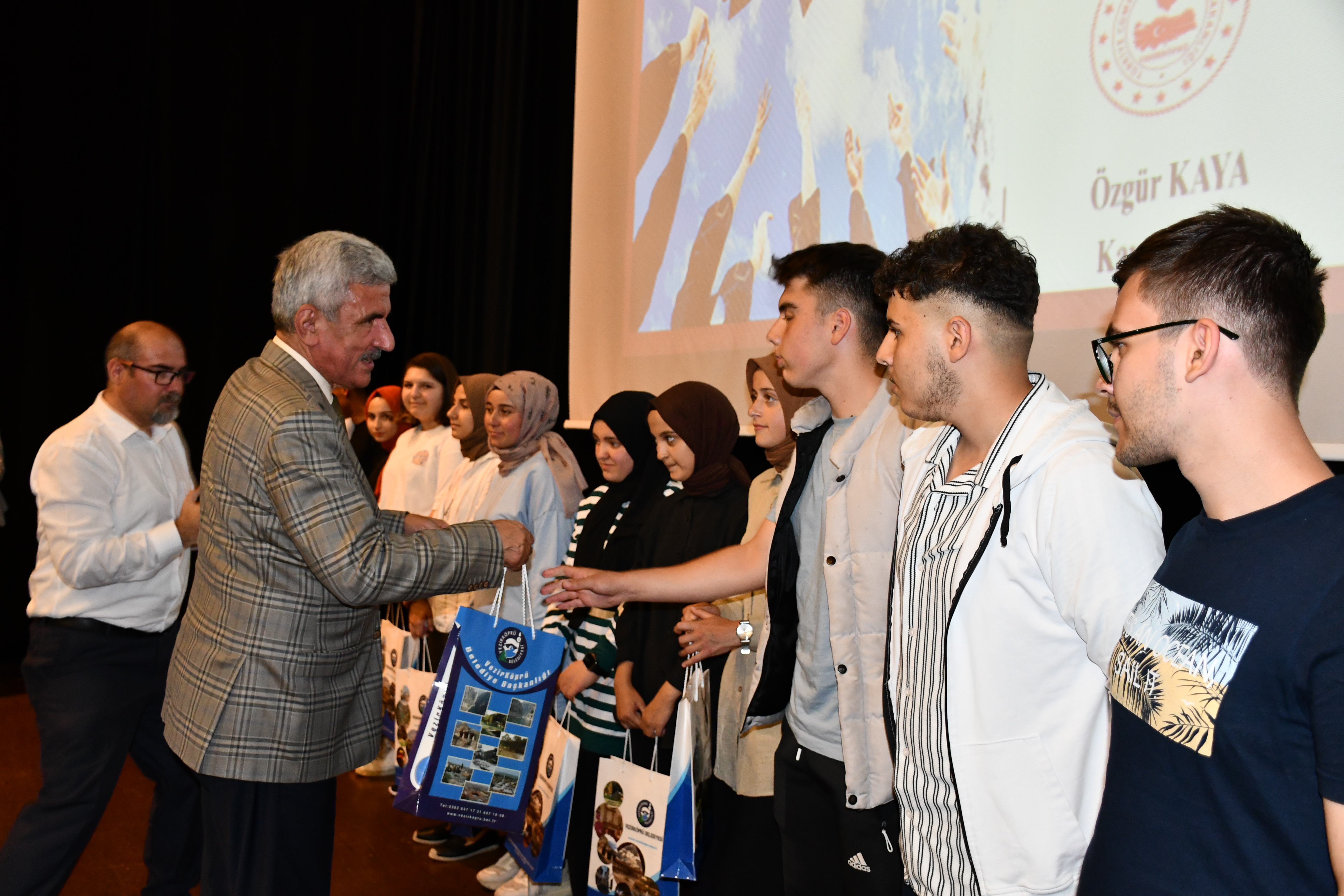 Vezirköprü'de üniversiteyi kazanan gençlere anlamlı etkinlik