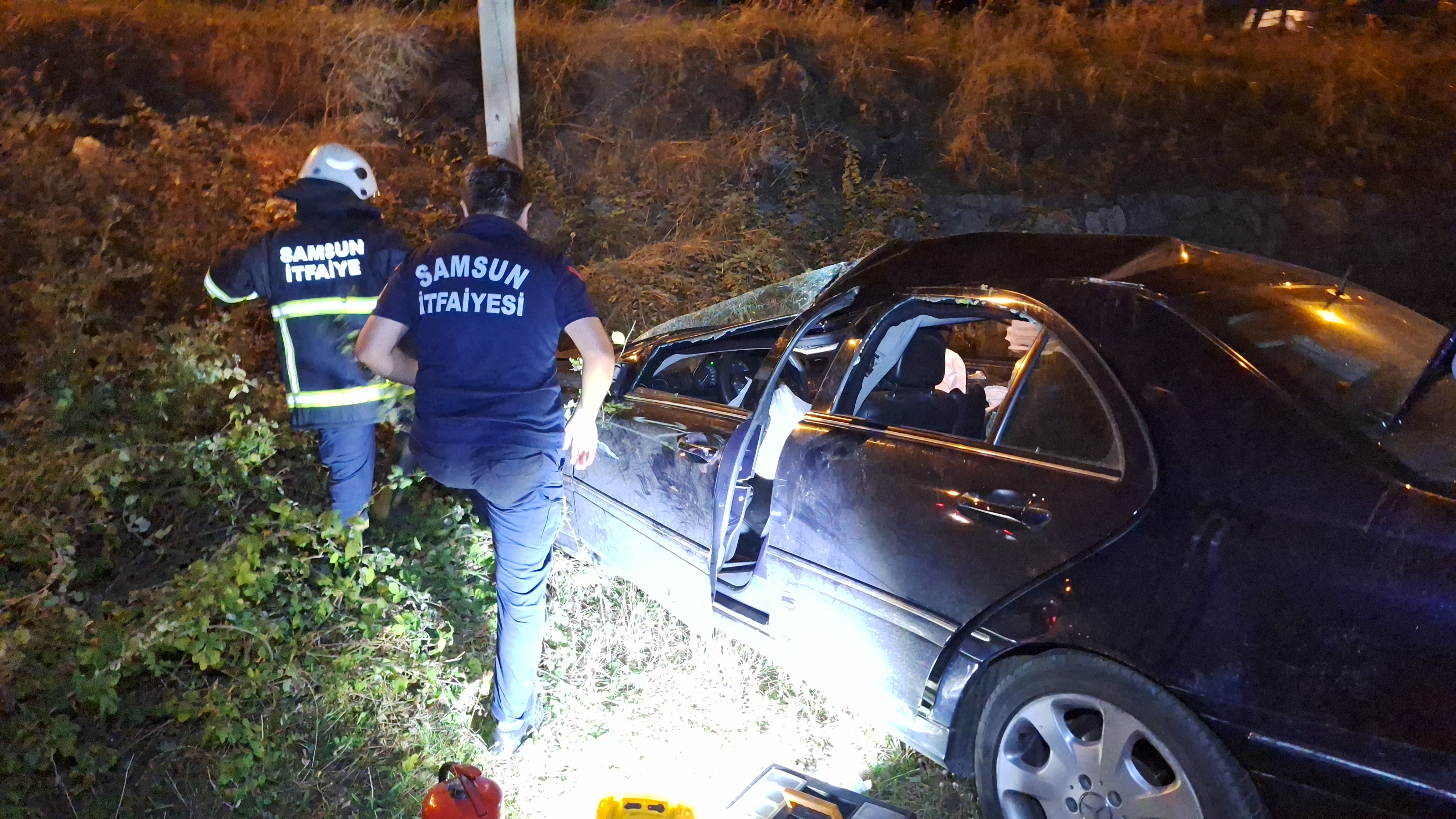 Samsun'da trafik kazası! Otomobil hendeğe devrildi
