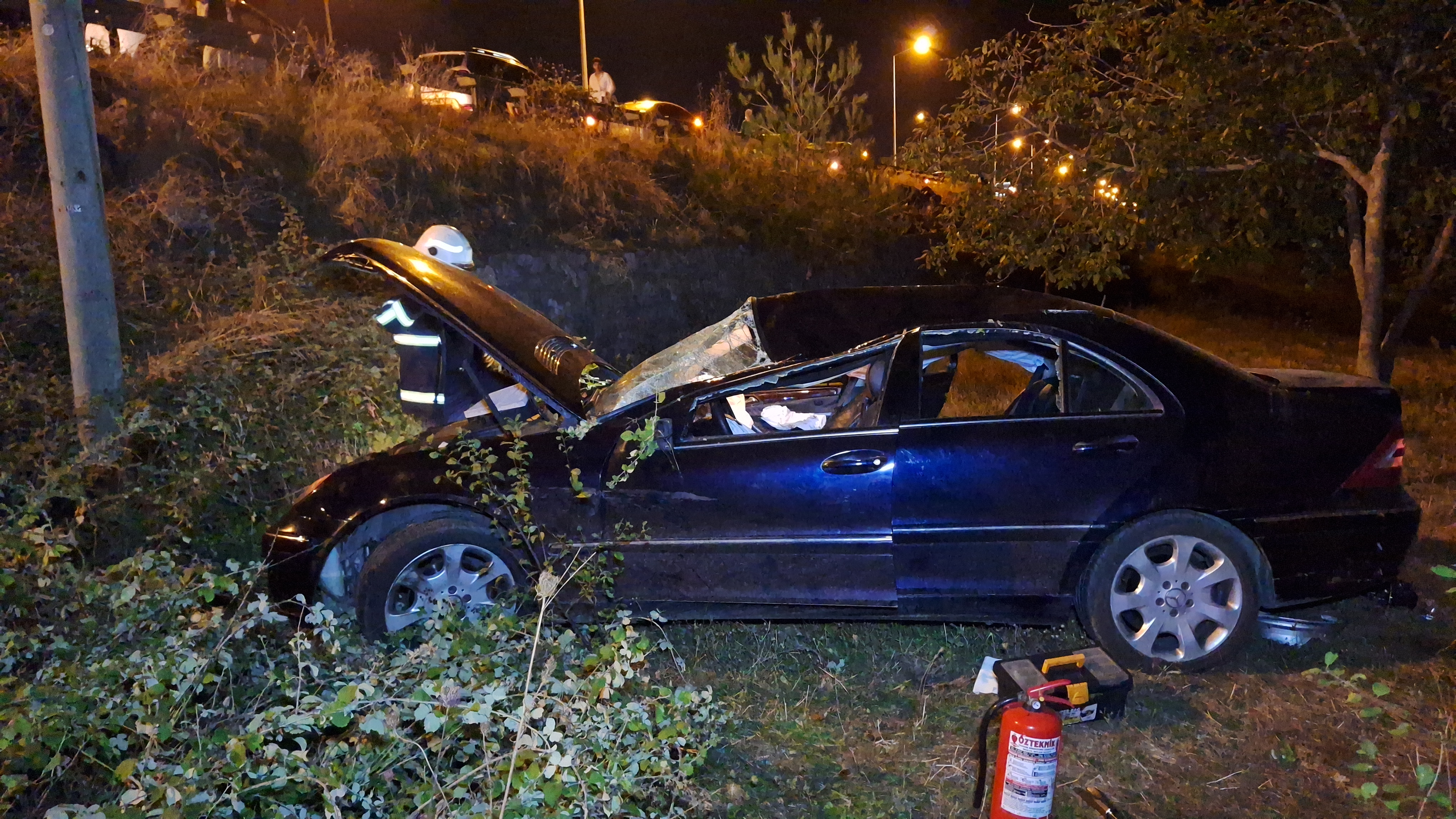 Samsun'da trafik kazası! Otomobil hendeğe devrildi