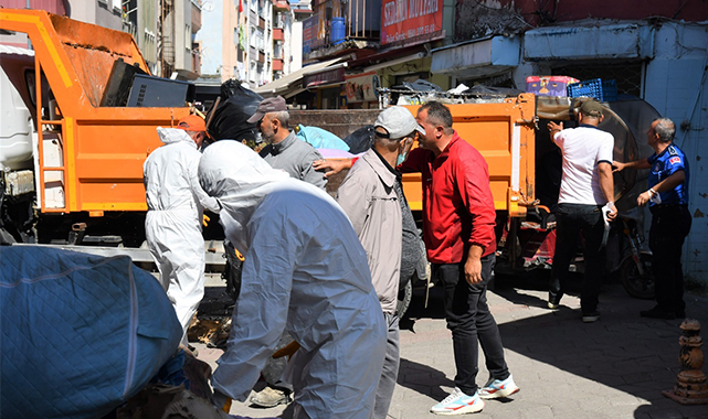 8 yıldır çöp biriktirmiş! Samsun’da evden iki kamyon çöp çıktı
