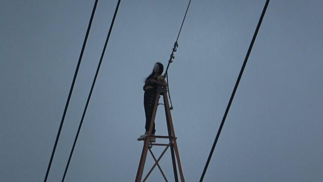 Samsun'da erkek arkadaşı ile tartışan genç kız 154 bin voltluk direğe çıktı