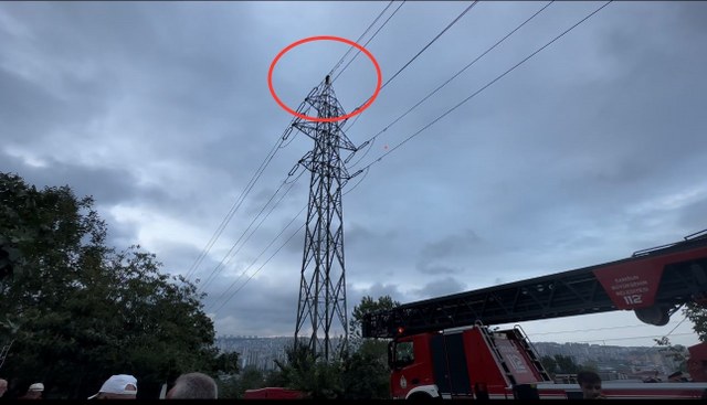 Samsun'da erkek arkadaşı ile tartışan genç kız 154 bin voltluk direğe çıktı