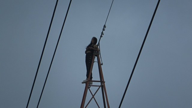 Samsun'da erkek arkadaşı ile tartışan genç kız 154 bin voltluk direğe çıktı
