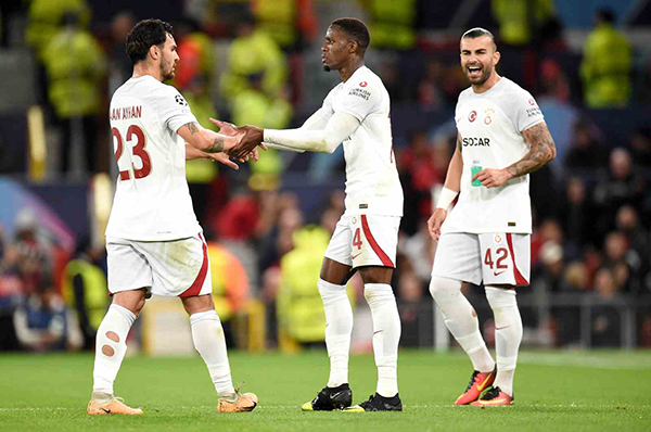 Galatasaray Manchester United'ı 3-2 yendi
