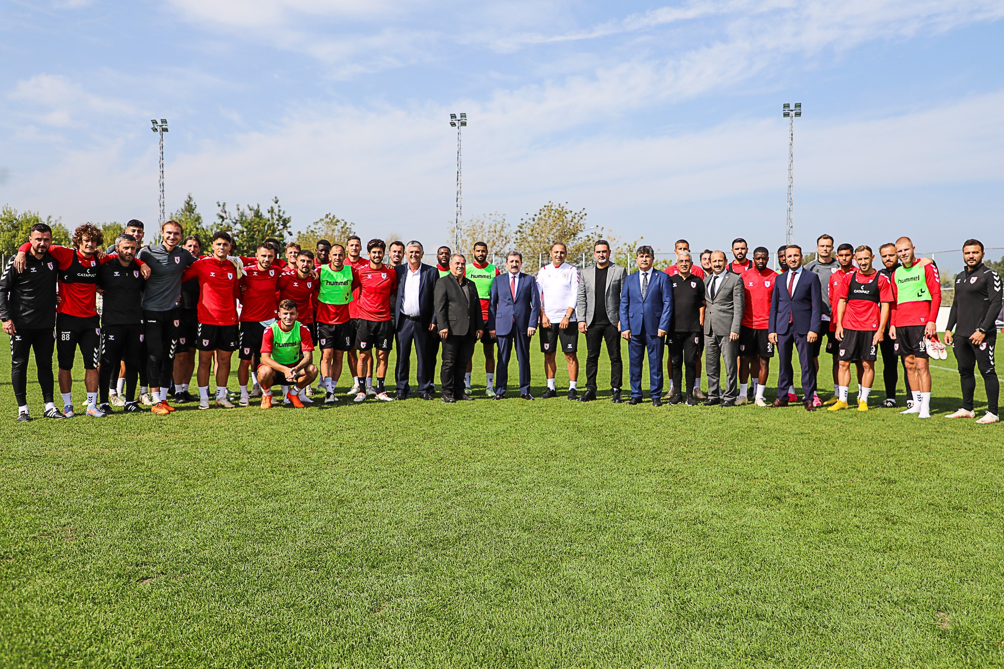 Samsun Valisi Tavlı'dan kırmızı beyazlılara baklava ikramı