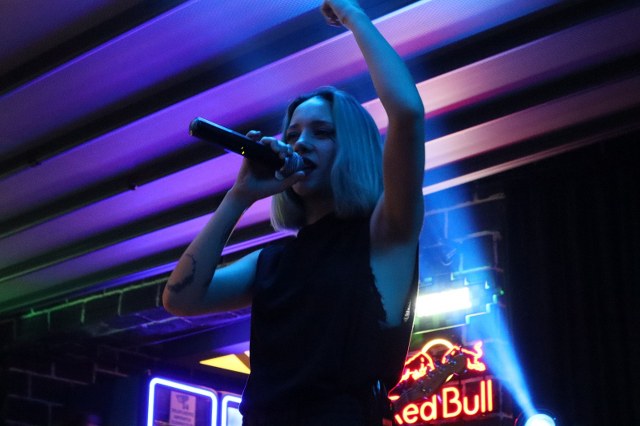 Samsun'da Jimmy James'te sahne alan Random dinleyenlerini coşturuyor