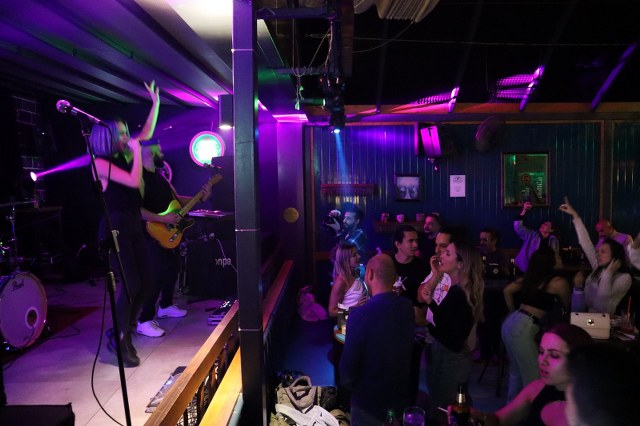 Samsun'da Jimmy James'te sahne alan Random dinleyenlerini coşturuyor