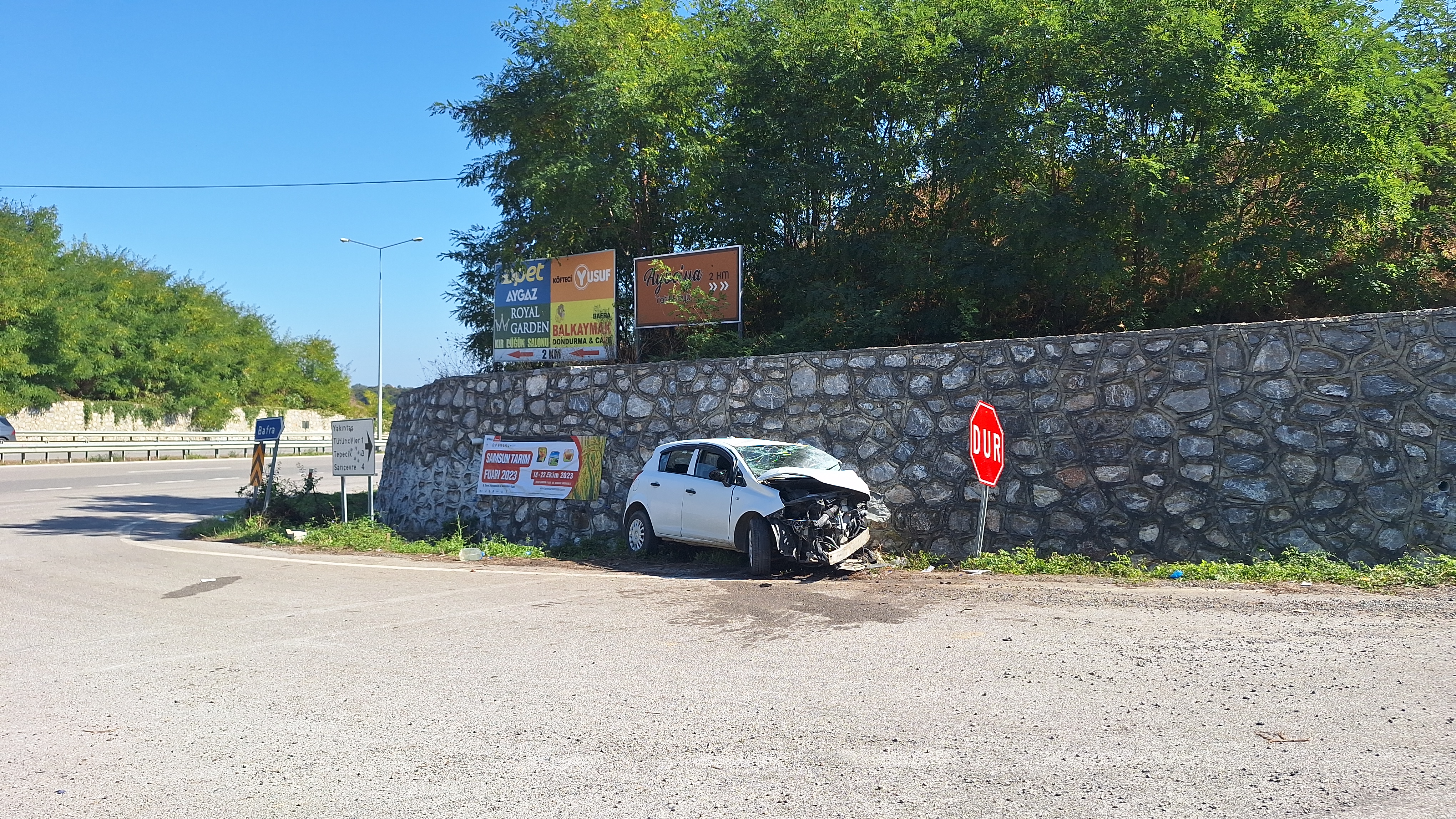 Samsun'da otomobil istinat duvarına çarptı! 3 ağır yaralı