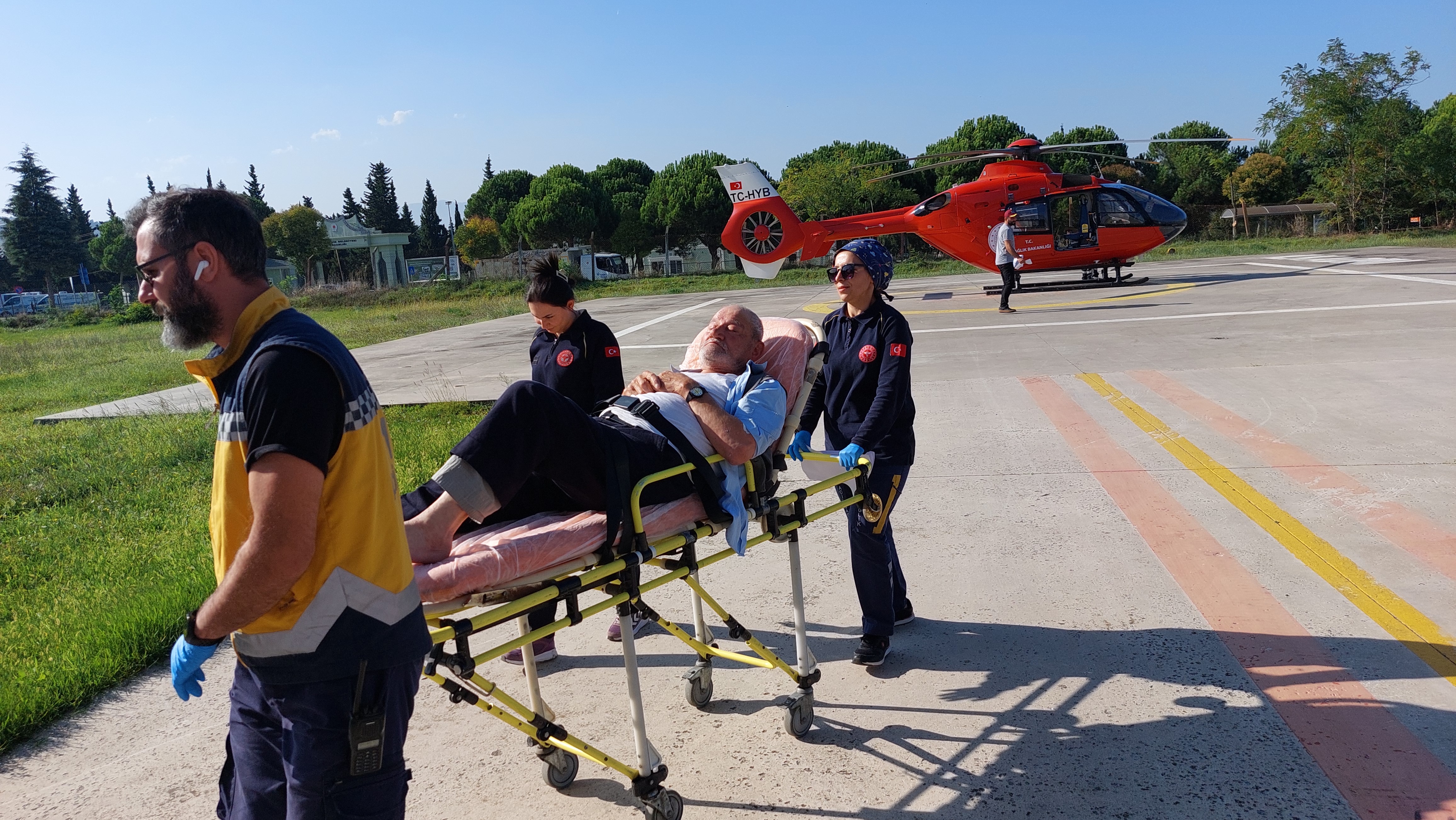 Samsun'da kalp krizi geçiren yaşlı adamın imdadına ambulans helikopter yetişti