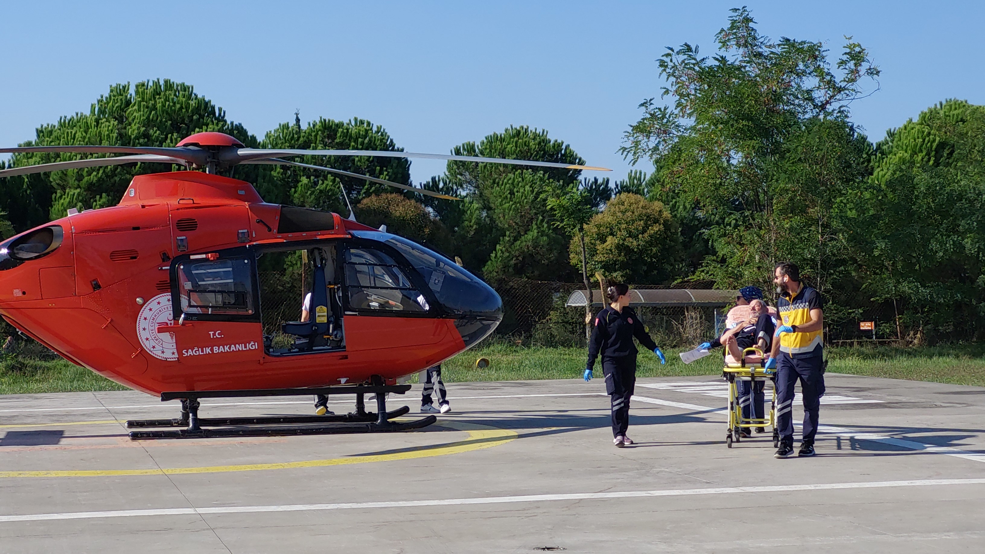 Samsun'da kalp krizi geçiren yaşlı adamın imdadına ambulans helikopter yetişti