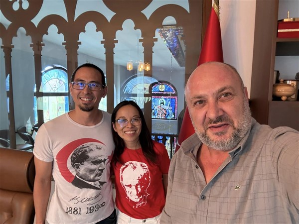 Samsun Protestan Kilisesi cumhuriyetin 100. yılını dev Türk bayrağıyla kutladı