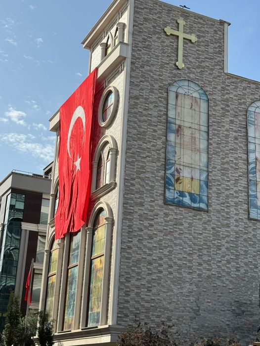 Samsun Protestan Kilisesi cumhuriyetin 100. yılını dev Türk bayrağıyla kutladı