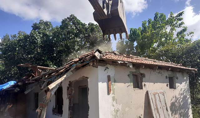 İlkadım’da tehlike arz eden metruk binalar tek tek yıkılıyor!