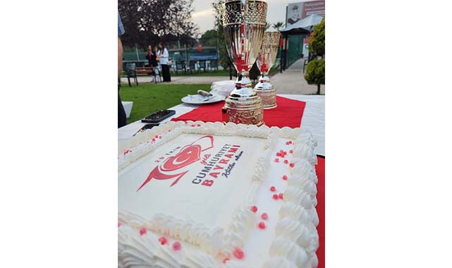 Tenis kulübünde anlamlı turnuva