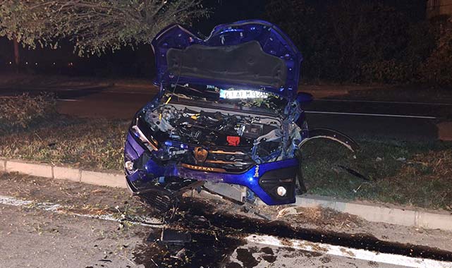 Samsun'da otomobil ağaca çarptı! Biri bebek 3 yaralı