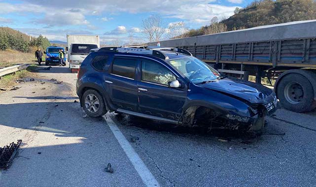 Samsun'da lastiği patlayan otomobil bariyerlere çarptı