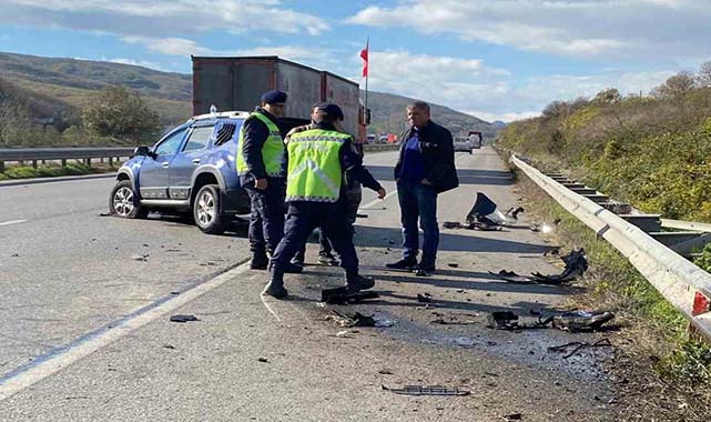Samsun'da lastiği patlayan otomobil bariyerlere çarptı
