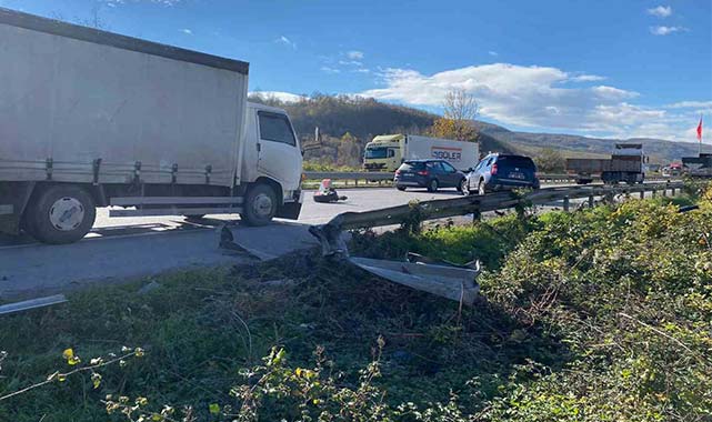 Samsun'da lastiği patlayan otomobil bariyerlere çarptı