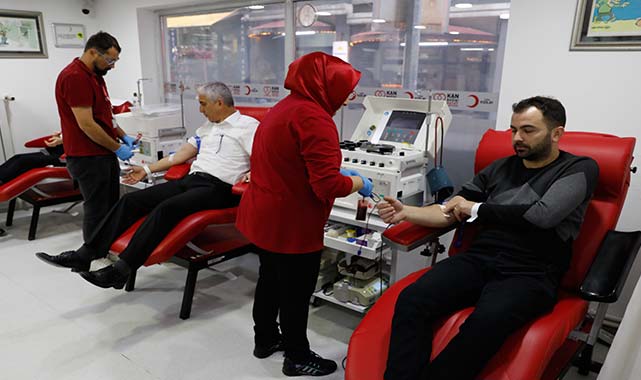 Samsun'da kan bağışı yapanlara cumhuriyet temalı kitap hediye