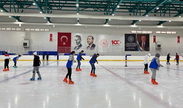 Samsun'da gönüllüler buz pateni yaptı