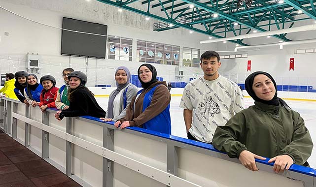 Samsun'da gönüllüler buz pateni yaptı