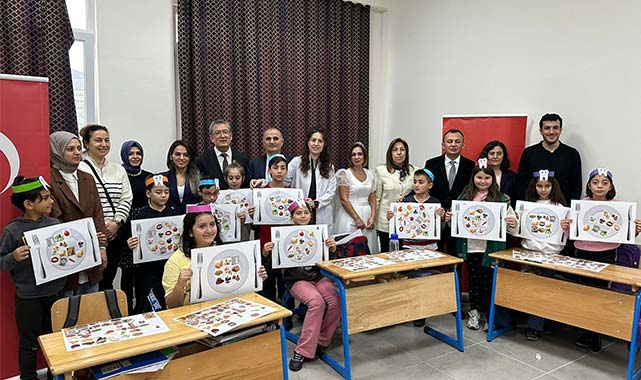Samsun'da dişleri çürük çıkan öğrencilere  doktorlar 'abur cubur' uyarısı yaptı