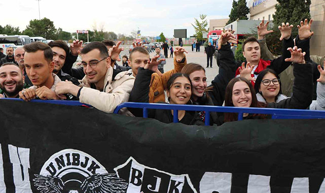 Samsun'da Beşiktaş kafilesine çiçekli karşılama! Aboubakar'a büyük ilgi
