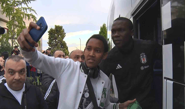 Samsun'da Beşiktaş kafilesine çiçekli karşılama! Aboubakar'a büyük ilgi