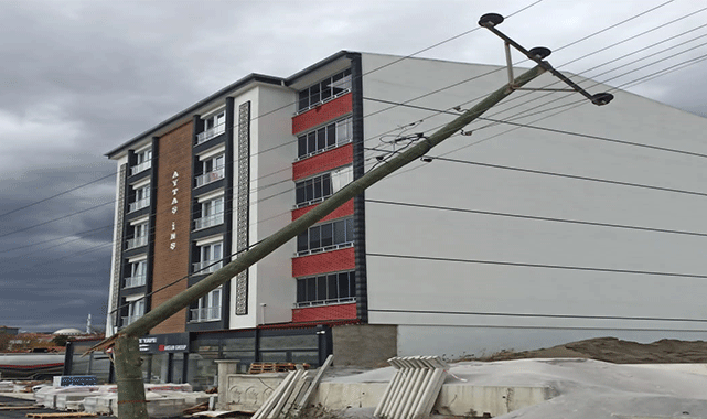 Samsun'un Kavak ilçesindeki şiddetli fırtına hayatı felç etti