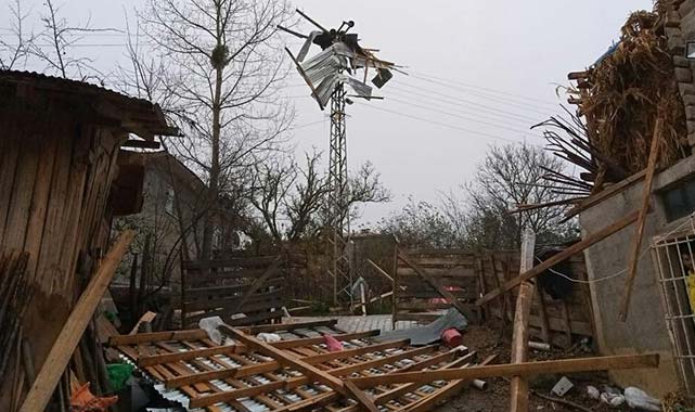 Samsun'un Asarcık ilçesinde şiddetli fırtına çatıları uçurdu
