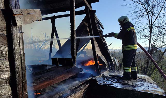 Salıpazarı'nda tek katlı ahşap ev küle döndü