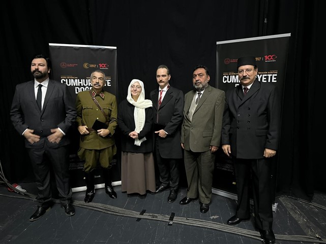 Samsun'da Cumhuriyete Doğru tiyatro oyunu sahnelendi