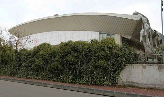 Samsun'da yüzme havuzunun çatısı şiddetli fırtınadan uçtu