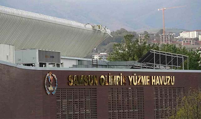 Samsun'da yüzme havuzunun çatısı şiddetli fırtınadan uçtu