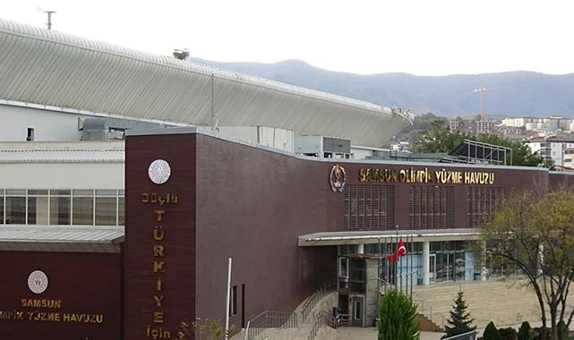 Samsun'da yüzme havuzunun çatısı şiddetli fırtınadan uçtu