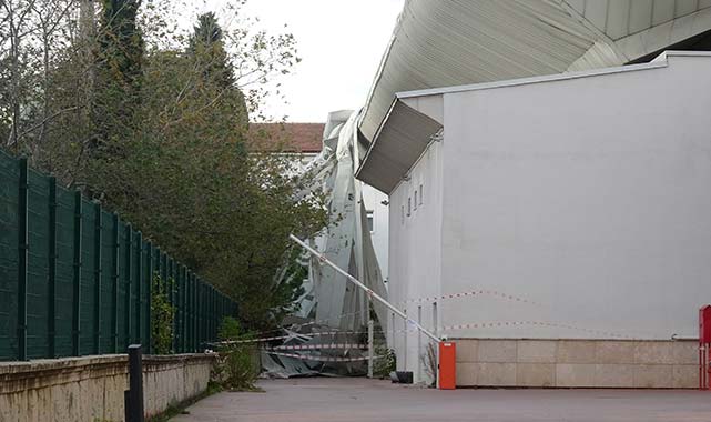 Samsun'da yüzme havuzunun çatısı şiddetli fırtınadan uçtu