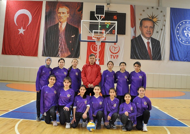 Çarşamba'da yıldız kızalar voleybol maçları başladı