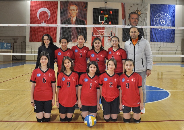 Çarşamba'da yıldız kızalar voleybol maçları başladı